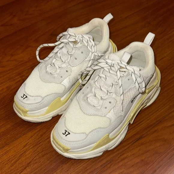 Women’s Triple S Sneaker in white double foam and mesh size 37 gently preloved - Picture 13 of 13